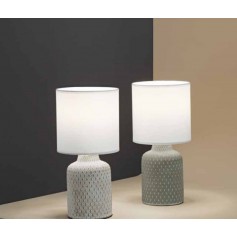 Lampada da tavolo o comodino con base in ceramica bianca e finiture in rilievo Perenz 6694B, 1 E14, Paralume in tessuto bianco